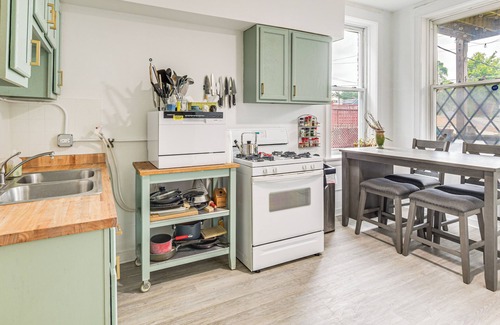 Chicago Apartment | 1 Mi to Blue Line: Pet-Friendly Unit in Chicago!