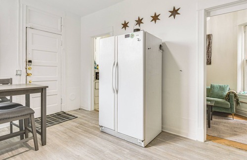 Chicago Apartment | 1 Mi to Blue Line: Pet-Friendly Unit in Chicago!