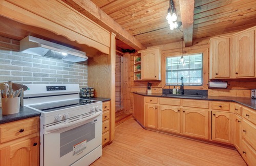 Duson Cabin | < 1 Mi to Casinos: Countryside Louisiana Getaway!