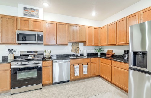 Flagstaff Condo | 1 Mi to Dtwn Flagstaff: Condo w/2 Balconies!