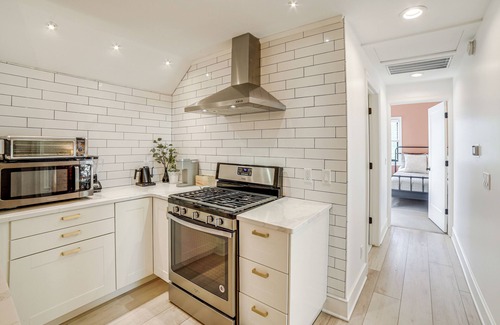 Grand Rapids Condo | 1 Mi to Dtwn Grand Rapids: Chic Condo w/Balcony!