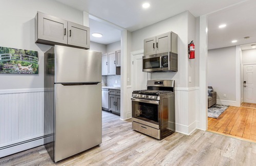 Federal Hill Apartment | 1 Mi to Dtwn: Pet-Friendly Providence Apt w/Yard