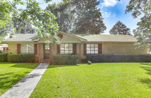 Waycross House | 1 Mi to Dtwn Waycross Home with Furnished Porch