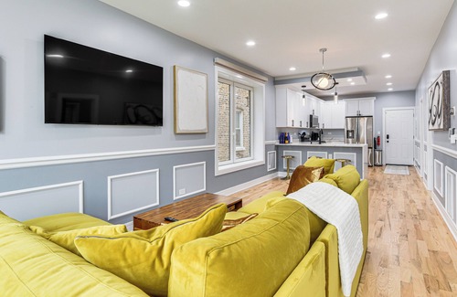 Chicago Apartment | 1 Mi to Garfield Park Conservatory: Modern Apt!