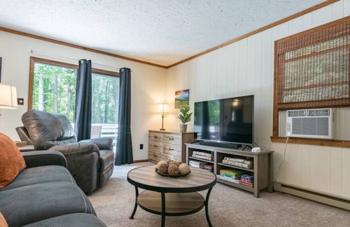 Lake Toxaway Cottage | 1 mi to Gorges State Park w/Barrel Sauna, Hot Tub