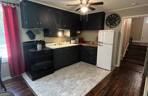 Tia Juana Cottage | 1 mile to Disney. 5 minutes to Grand Lake. Totally remodeled!