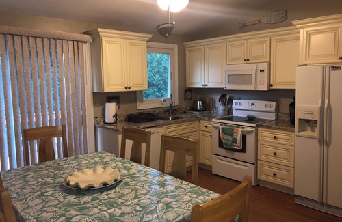 Narragansett Pier House | 1 Mile walk to the Beach! Summer Fun!