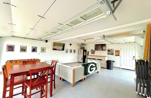 Green Bay House | 1 min -> Lambeau & Resch ๐ Rooftop Patio w/Fire Table ๐ฅ Entertainment Garage ๐