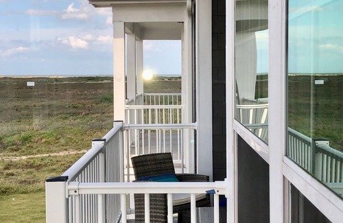 Corpus Christi Condo | 1 min walk to sand with Sunset views at 2nd floor coastal condo🏖