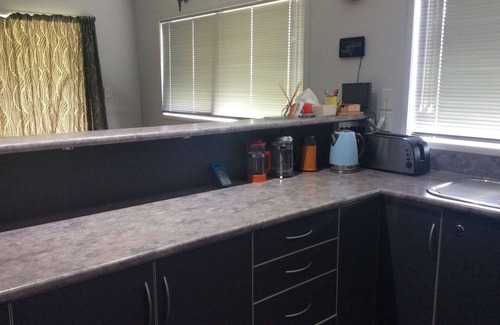 Rangiputa House | 1 minute flat walk to beach and ramp. Open plan lounge,dining room & kitchen.
