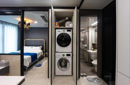 Suyeong-Gu Apartment | 1 minute to the beach! Free parking! Sauna and gym