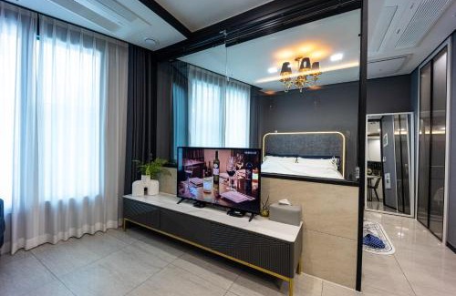 Suyeong-Gu Apartment | 1 minute to the beach! Free parking! Sauna and gym