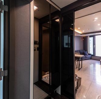 Suyeong-Gu Apartment | 1 minute to the beach! Free parking! Sauna and gym