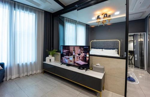 Suyeong-Gu Apartment | 1 minute to the beach! Free parking! Sauna and gym