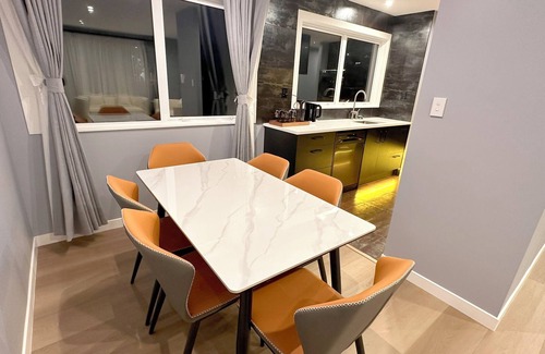 Glenfield House | 1 Minute walk to Park! 3 Bedroom House North Shore