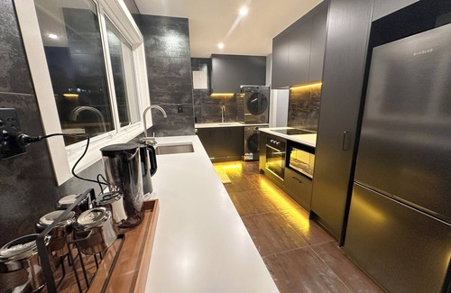 Glenfield House | 1 Minute walk to Park! 3 Bedroom House North Shore