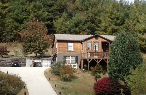 Glenville Apartment | 1 Nighters Welcome Cedar Duplex, NO Stairs, Easy Access, Mountain View!