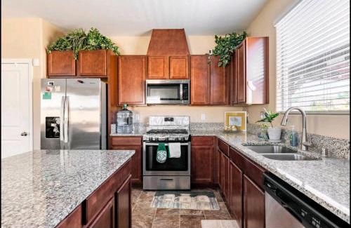 North Las Vegas House | 1 North Vegas Airport Pick Up Private Bathroom