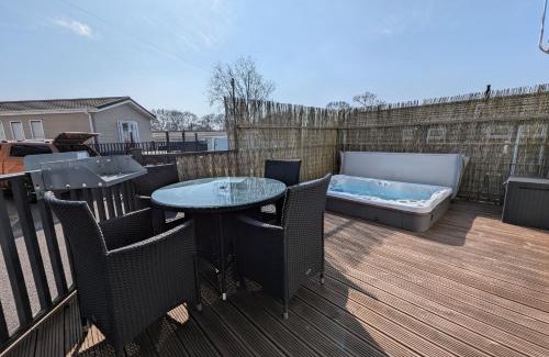 North Walsham House | 1 or 2 bedroom Hot tub Lodges