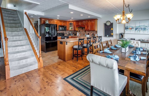Canandaigua Condo | #1 Rated Amazing Canandaigua Lake/4 bed/3 bath/1750sqft.Rare End Unit!