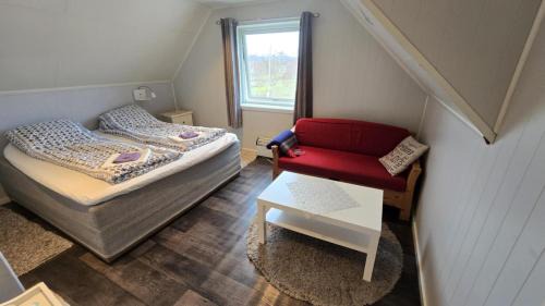 Evenskjer House | 1 Room in The Yellow House, close to Airport & Lofoten
