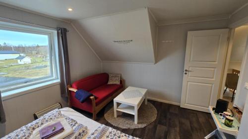 Evenskjer House | 1 Room in The Yellow House, close to Airport & Lofoten