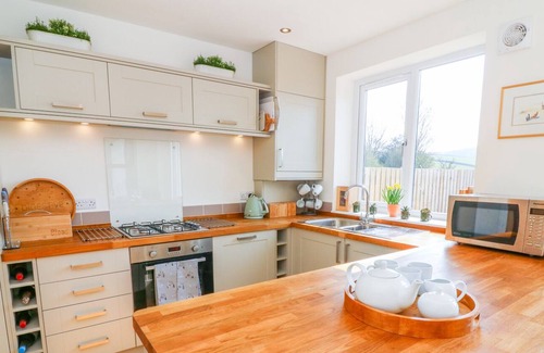 Skipton Cottage | 1 ST. AIDANS COURT, pet friendly, with open fire in Hellifield
