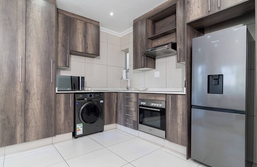 Sandown Apartment | 1. St Tropez Sandton Luxury Suites - 1 Bedroom Apartment with wifi