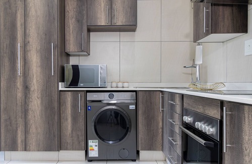 Sandown Apartment | 1. St Tropez Sandton Luxury Suites - 1 Bedroom Apartment with wifi