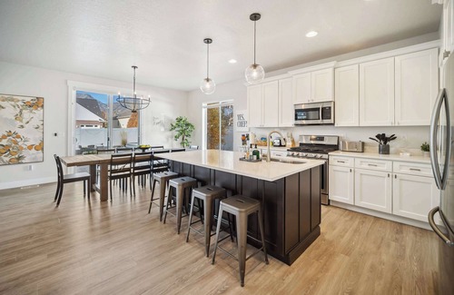 Orem House | #1 Summer Retreat/Custom Sauna/Theatre/Lux MTN Spa