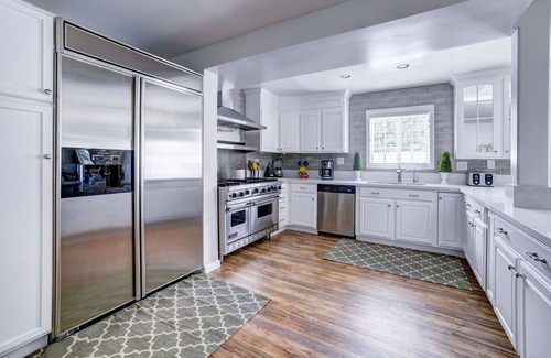 Southwest Anaheim House | 10 Bd Disneyland Pool Home WOW Frozen & Superhero Kids Rooms! Vacashine Homes!