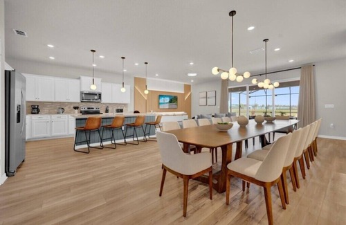 Four Corners House | 10 Bedrooms/8 Bathrooms/Windsor Cay (16001CC)