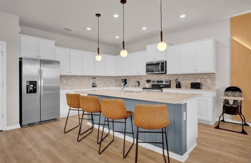 Four Corners House | 10 Bedrooms/8 Bathrooms/Windsor Cay (16001CC)