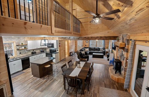 Orbisonia House | 10 beds, 30 min to Raystown - Secluded with Hot tub