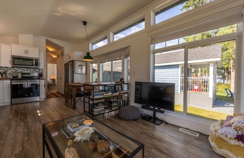 Regional District of Mount Waddington Apartment | 10 - Blackfish Cottage