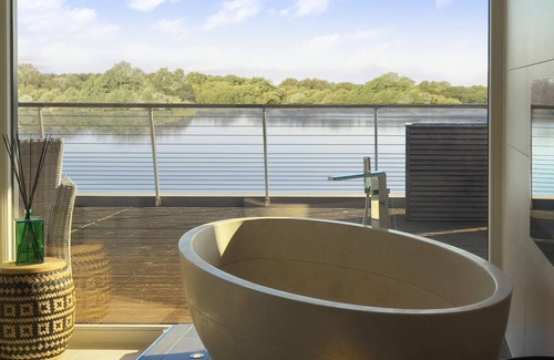 Lechlade House | 10 Bowmoor Edge, Lakes by Yoo, Lechlade 10 adults /5 kids/spa/pool/concierge/
