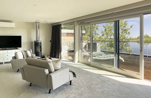Lechlade House | 10 Bowmoor Edge, Lakes by Yoo, Lechlade 10 adults /5 kids/spa/pool/concierge/