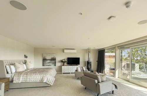 Lechlade House | 10 Bowmoor Edge, Lakes by Yoo, Lechlade 10 adults /5 kids/spa/pool/concierge/