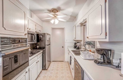 Memphis House | 10 from U of Memphis & Airport- Pinecrest Perch