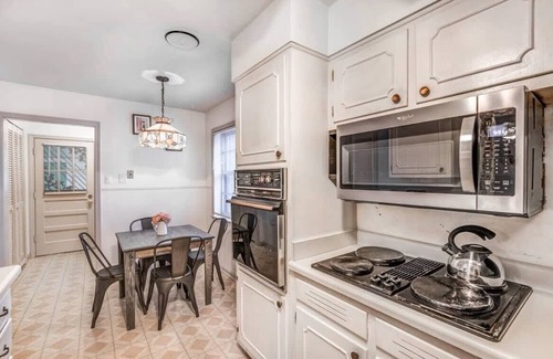 Memphis House | 10 from U of Memphis & Airport- Pinecrest Perch