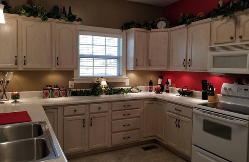 Macon House | 10 miles from downtown yet at the lake!