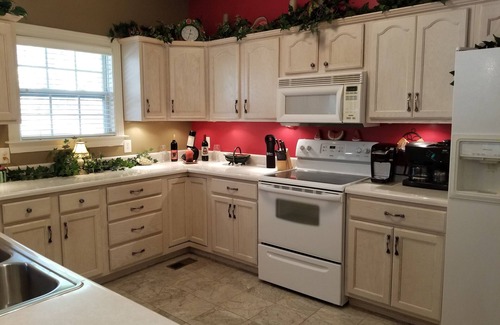 Macon House | 10 miles from downtown yet at the lake!