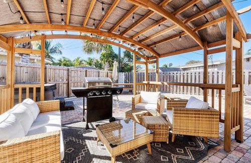 Deerfield Beach House | 10 min 2 beach Hot Tub Pool Table FirePit Sleeps 8