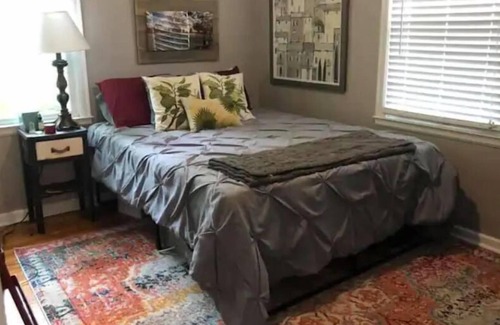 Indianapolis House | 10 min Downtown-3 min Irvington