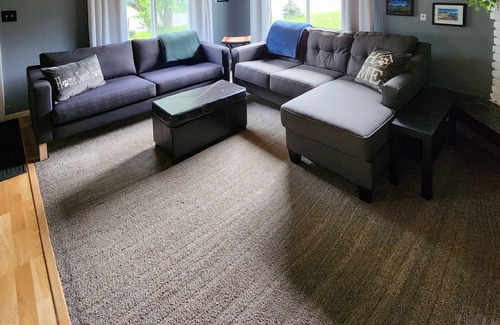 Sand Lake House | 10 min from airport, free wifi, 3 bedrooms, pet friendly with fenced backyard