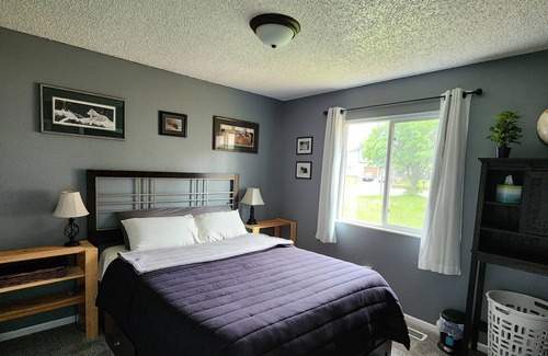 Sand Lake House | 10 min from airport, free wifi, 3 bedrooms, pet friendly with fenced backyard