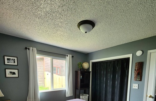 Sand Lake House | 10 min from airport, free wifi, 3 bedrooms, pet friendly with fenced backyard