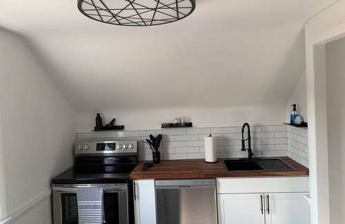 South Euclid House | 10 min from Clev Clinic 1 bedroom, full bath in S. Euclid upper level of duplex