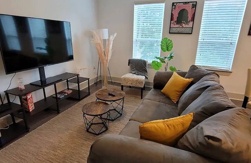 Westside Condo | 10 min to Georgia Aquarium Mercedez Benz Stadium State Farm Arena Free Parking