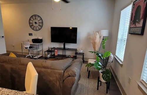 Westside Condo | 10 min to Georgia Aquarium Mercedez Benz Stadium State Farm Arena Free Parking